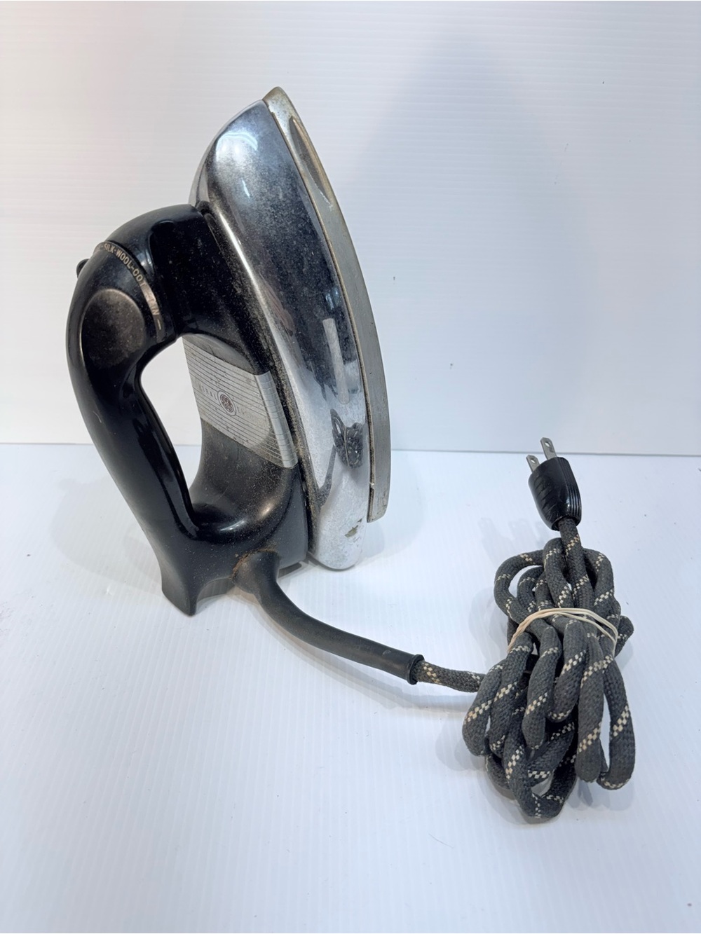 Vintage GÉNÉRAL ELECTRIC Chrome & Black Electric Iron